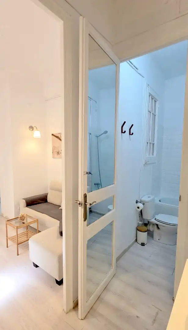 Baño de Piso de alquiler en Barcelona con Parquet, Amueblado y Lavadora