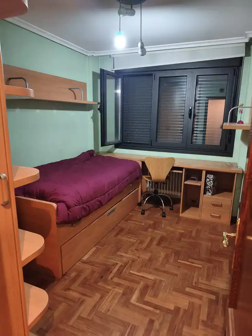 Schlafzimmer von Wohnung zur Miete in Avilés mit Balkon