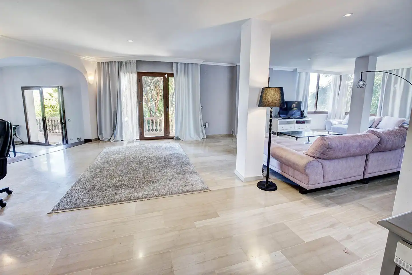 Sala d'estar de Casa o xalet en venda en Benalmádena amb Aire condicionat, Jardí privat i Terrassa
