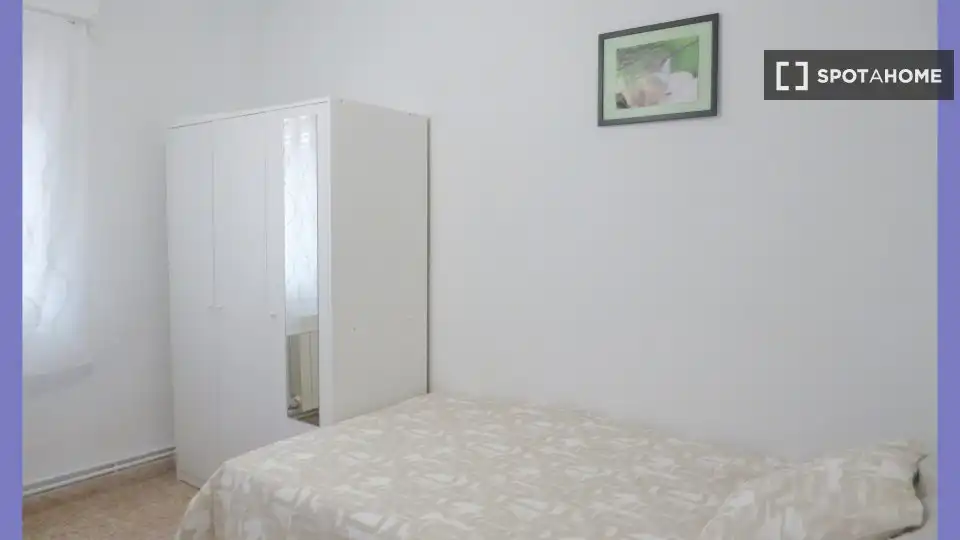 Habitación de Piso de alquiler en Zaragoza con Aire acondicionado, Calefacción y Amueblado