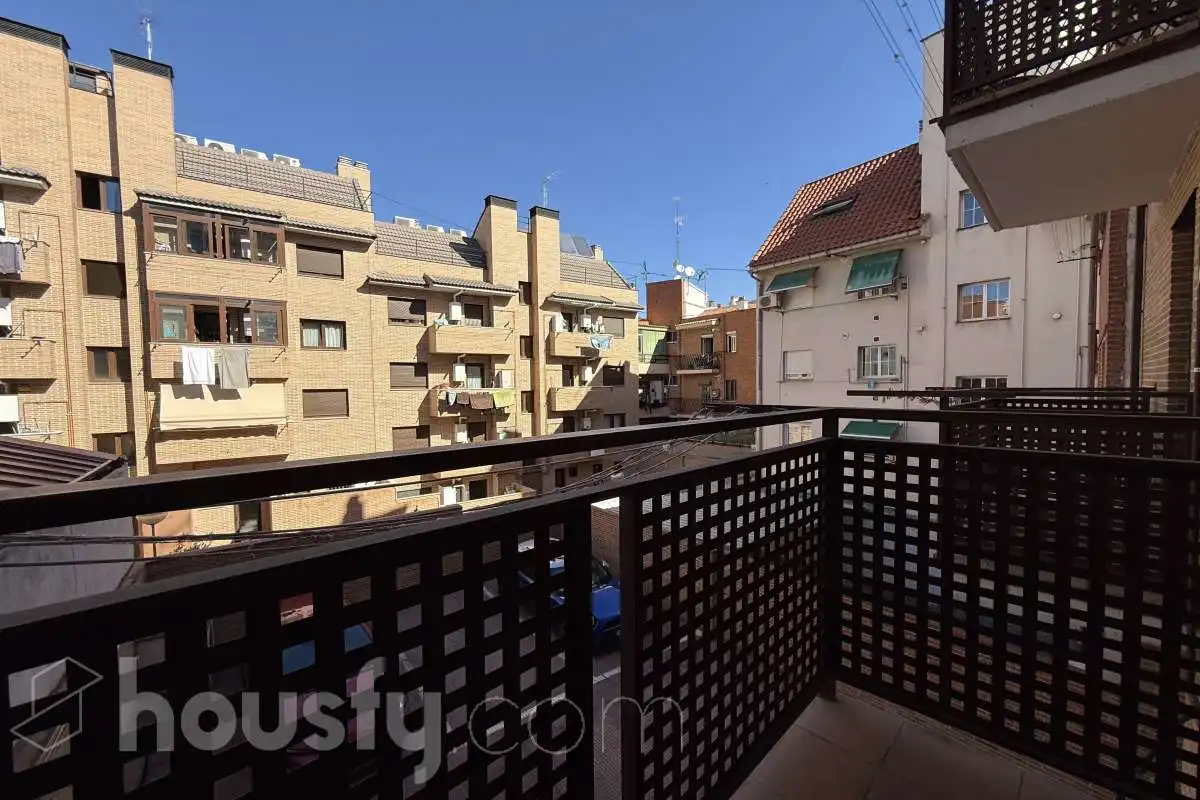 Vista exterior de Piso de alquiler en Madrid con Calefacción, Parquet y Terraza