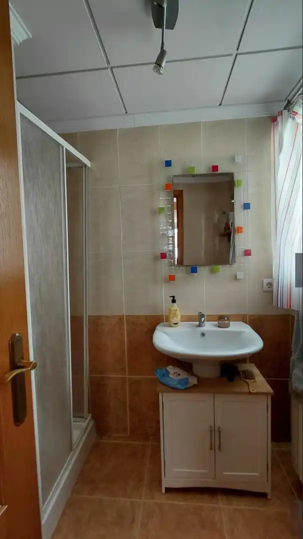 Badezimmer von Dachboden zum Verkauf in Villena mit Klimaanlage, Heizung und Parkett