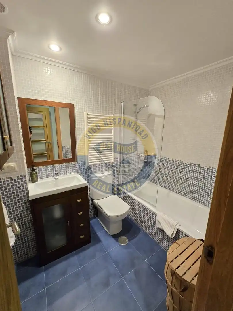 Badezimmer von Wohnung zur Miete in Vigo  mit Heizung, Parkett und Möbliert