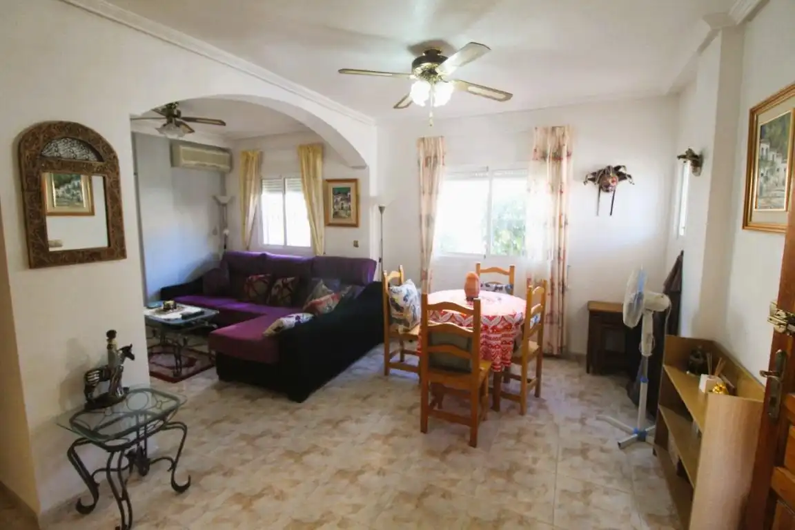 Sala d'estar de Casa adosada en venda en Orihuela amb Jardí privat, Terrassa i Moblat