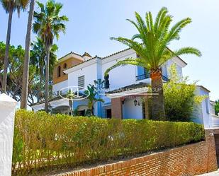 Vista exterior de Casa o xalet en venda en Chiclana de la Frontera amb Aire condicionat, Jardí privat i Terrassa