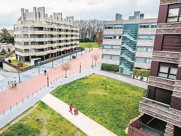 Photo 1 of Garage to rent in La Música Ibilbidea, 18, Lovaina, Araba - Álava