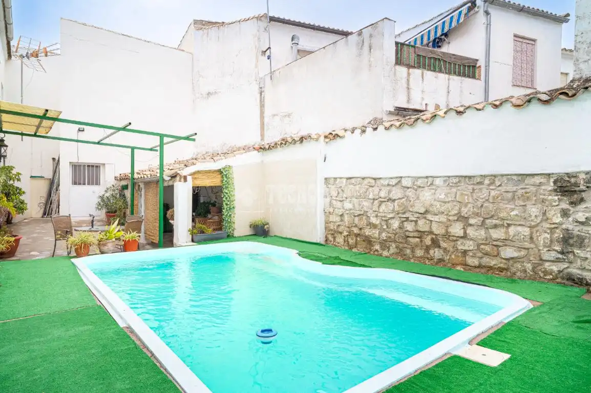 Piscina de Casa adosada en venda en Úbeda amb Aire condicionat i Calefacció