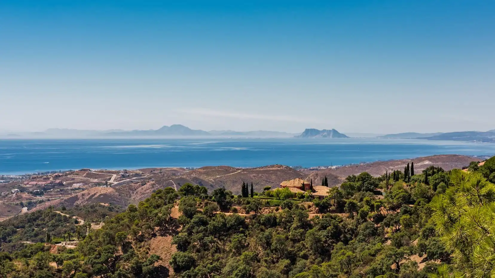 Vista exterior de Casa o xalet en venda en Benahavís amb Aire condicionat, Jardí privat i Piscina
