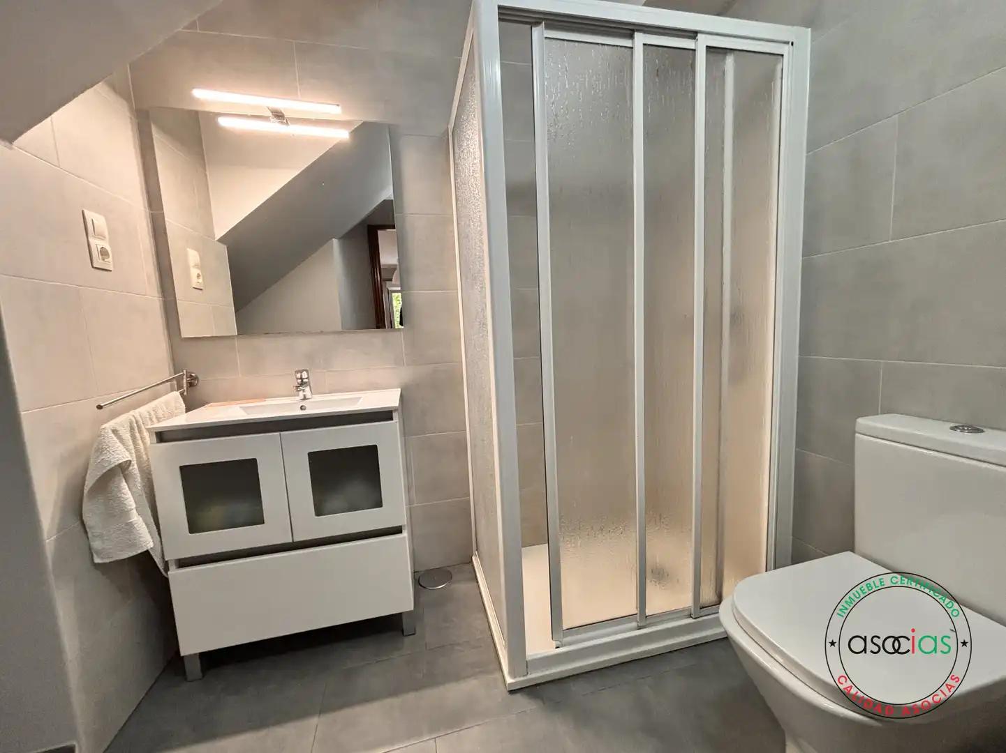 Badezimmer von Einfamilien-Reihenhaus zum Verkauf in Ribadeo mit Heizung und Abstellraum