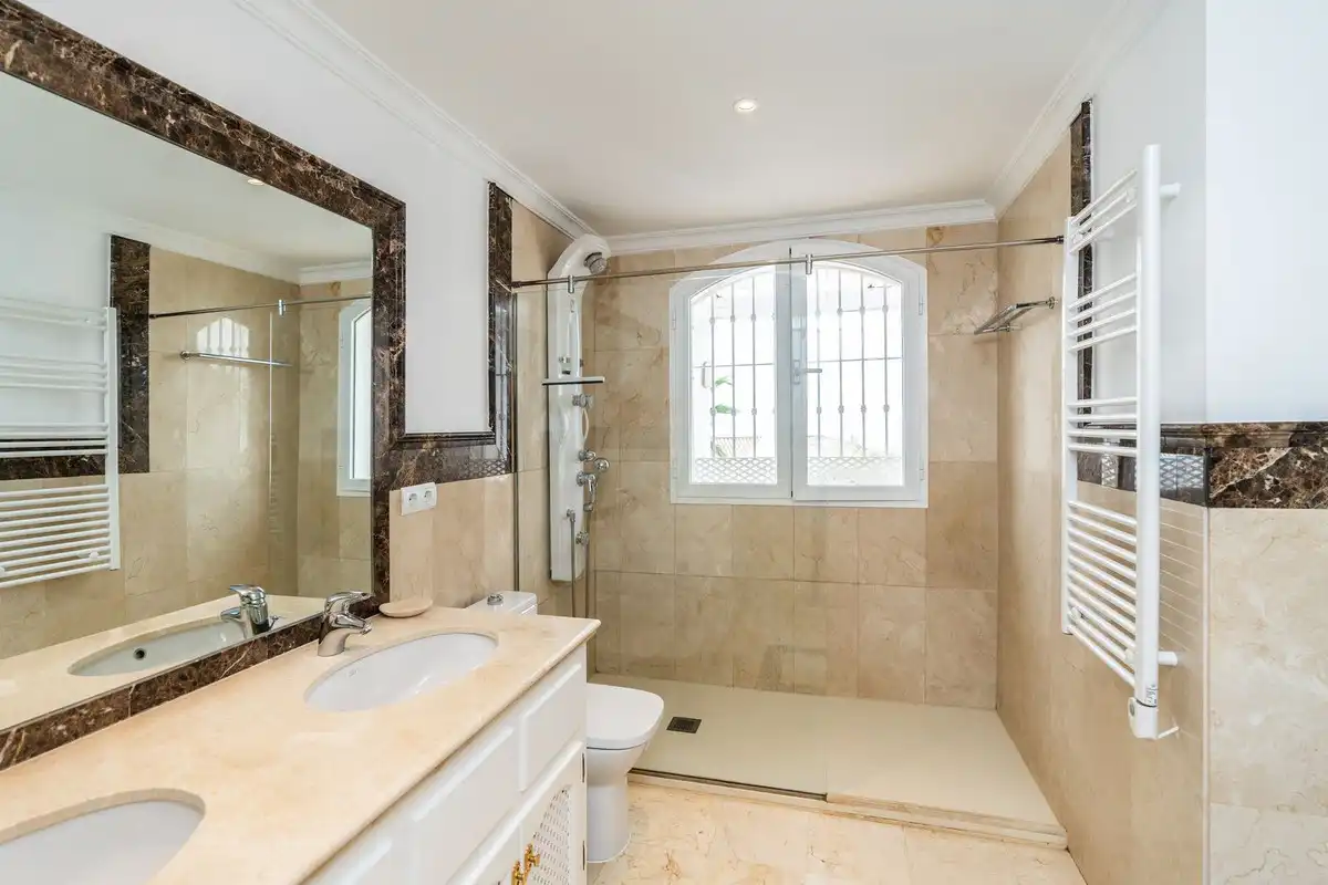 Bathroom of Commercial properties for sale in Istán, Málaga
