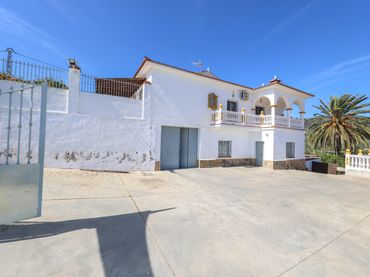 House with pool for sale in Diseminado Poligono 38