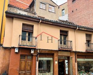 Vista exterior de Casa o xalet en venda en León Capital  amb Calefacció, Parquet i Traster