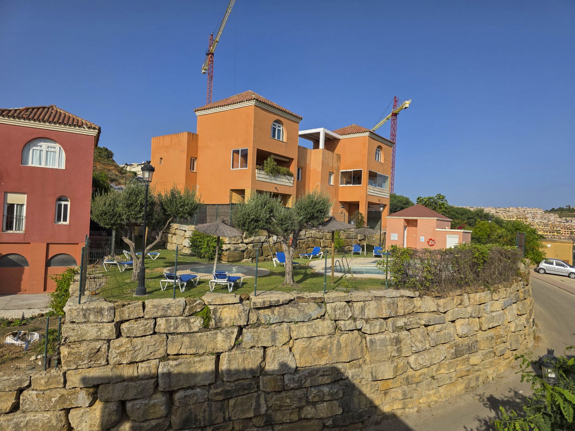 Vista exterior de Dúplex en venda en Manilva amb Aire condicionat, Terrassa i Internet