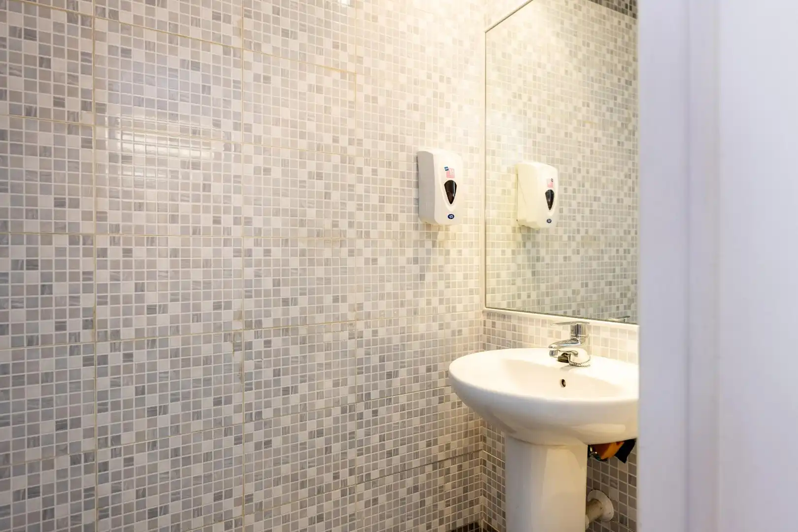 Badezimmer von Büro zur Miete in Madrid mit Klimaanlage und Heizung