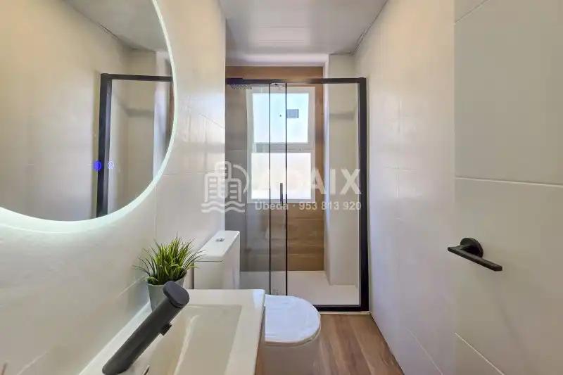 Bathroom of Flat for sale in Úbeda  with Air Conditioner, Heating and Parquet flooring
