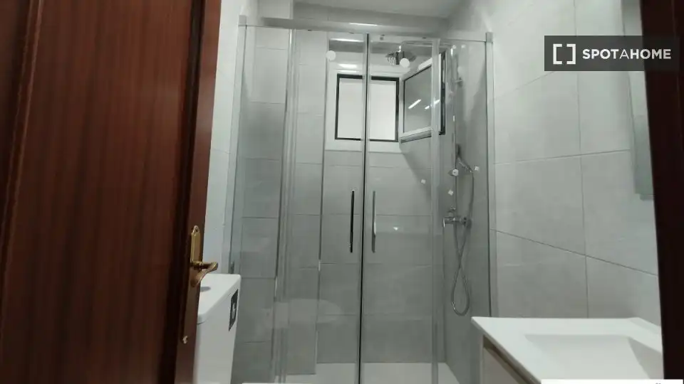 Bathroom of Flat for rent in Sevilla  with Air Conditioner, Heating and Furnished
