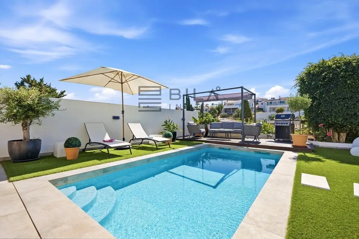 Detached house with pool for sale in Cerros del Aguila, imagen 3