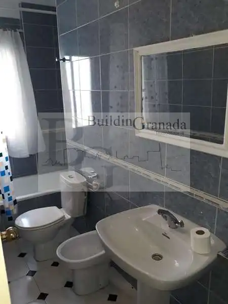 Baño de Piso de alquiler en Granada con Terraza y Microondas