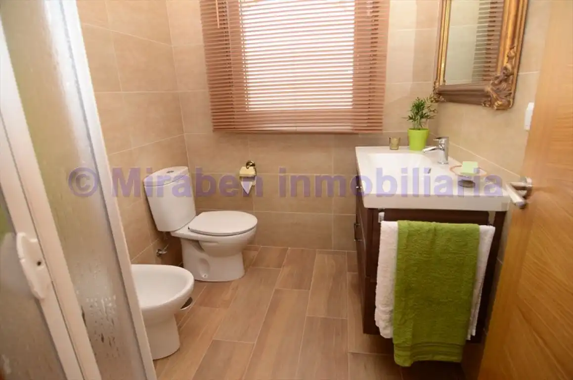 Baño de Piso de alquiler en Boiro con Calefacción, Terraza y Amueblado