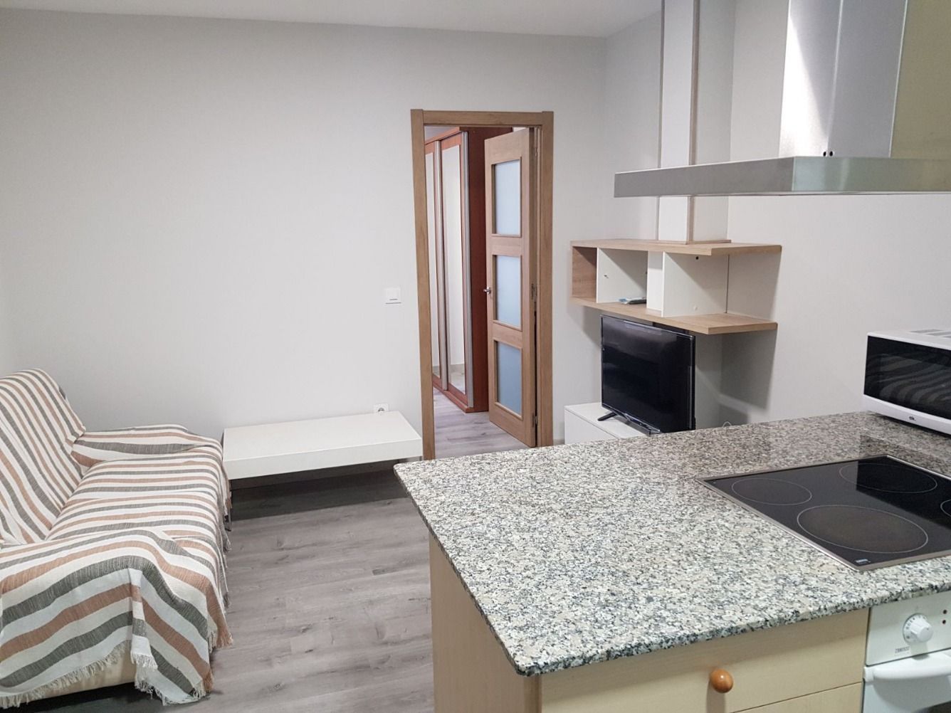 Cuina de Apartament de lloguer en Ferrol amb Calefacció, Parquet i Moblat