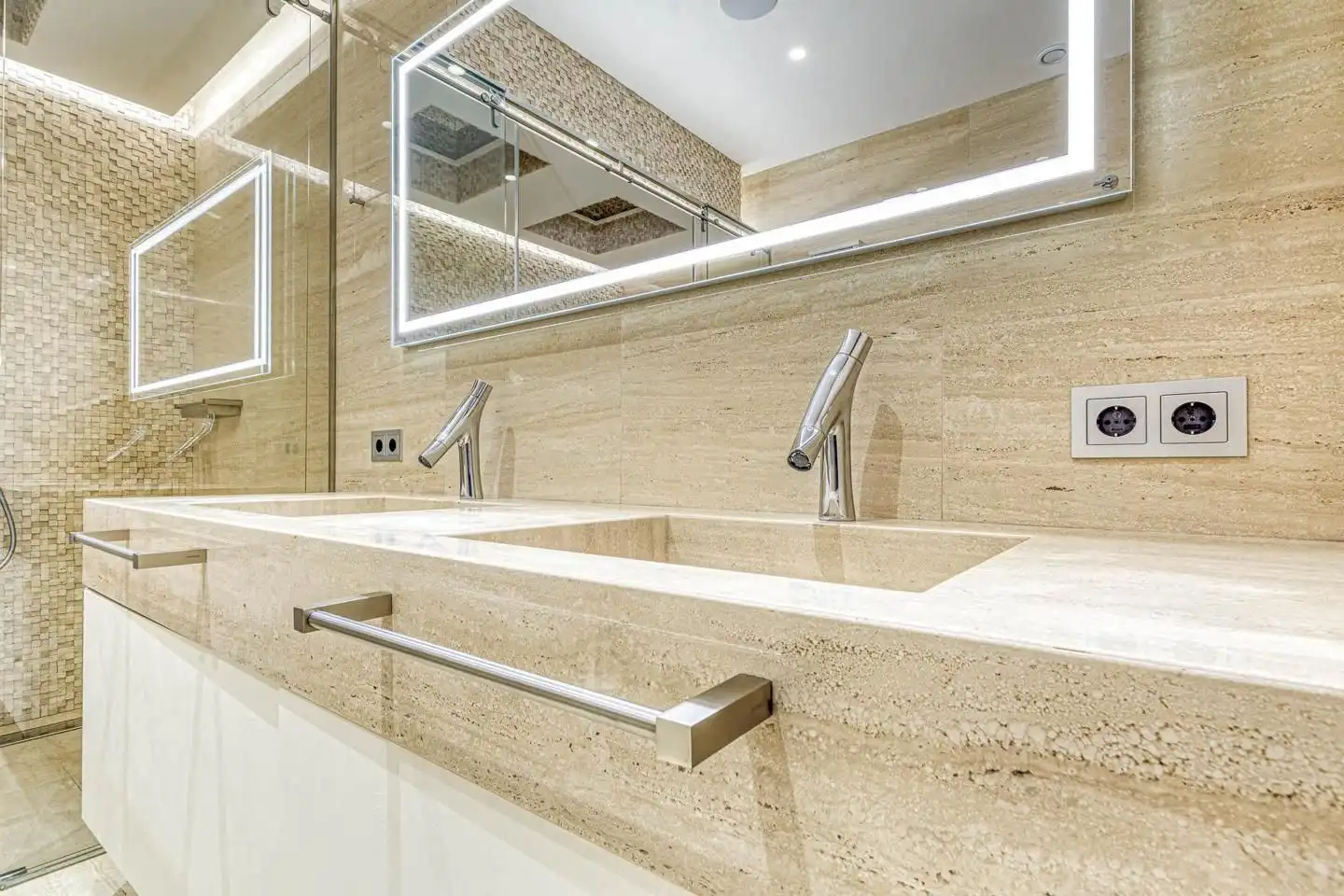 Bathroom of Houses for sale in Figueres  with Private garden, Terrace and Swimming Pool