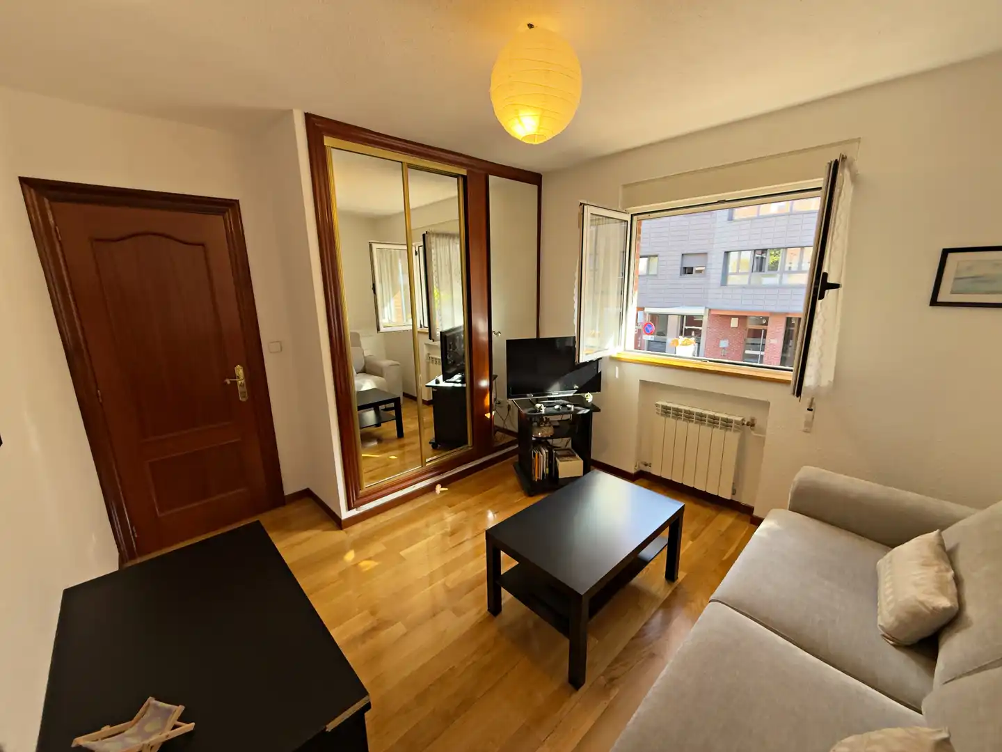 Sala d'estar de Casa o xalet en venda en Oviedo  amb Calefacció, Jardí privat i Parquet