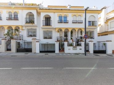 Terraced house with balcony for sale in Maracena