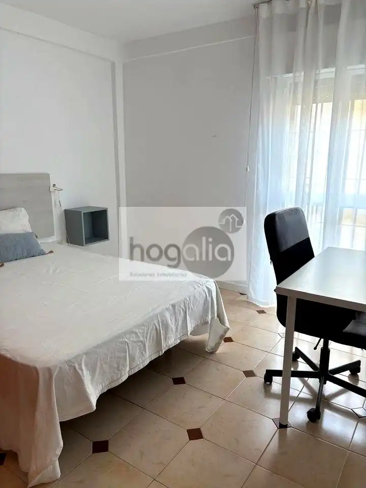 Bedroom of Flat for rent in Sevilla  with Air Conditioner, Furnished and Balcony