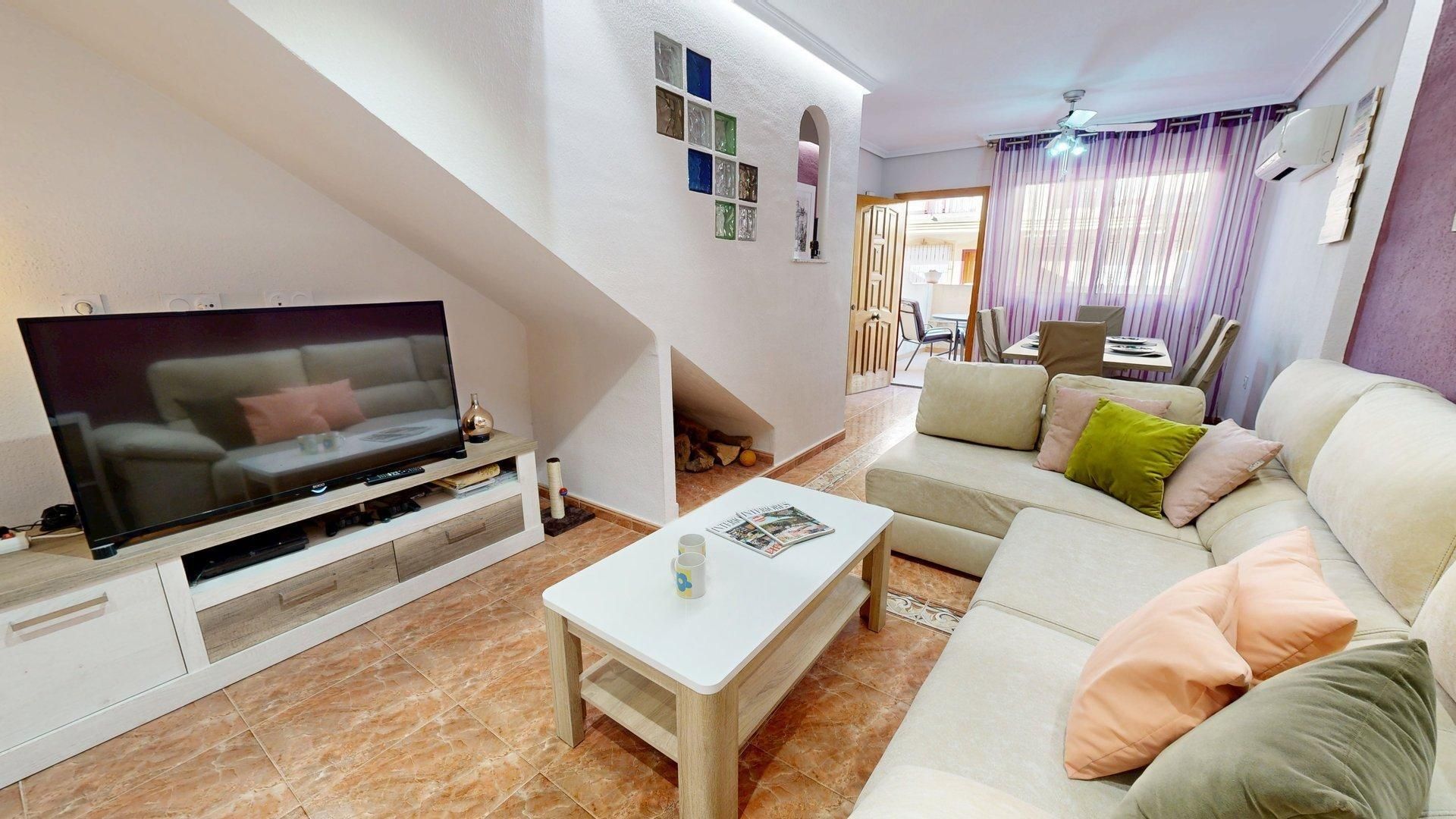 Sala d'estar de Casa adosada en venda en Orihuela amb Aire condicionat, Jardí privat i Terrassa