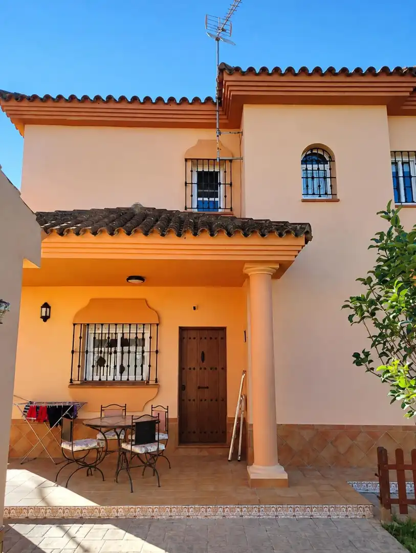 Vista exterior de Casa o xalet en venda en Chiclana de la Frontera amb Aire condicionat, Jardí privat i Traster