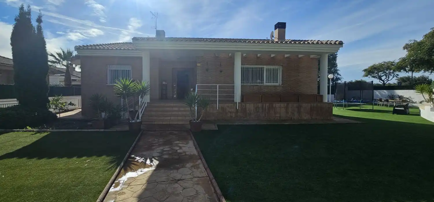Vista exterior de Casa o xalet de lloguer en Mutxamel amb Aire condicionat, Calefacció i Piscina