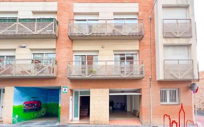 Vista exterior de Casa adosada en venda en Reus amb Aire condicionat, Terrassa i Balcó