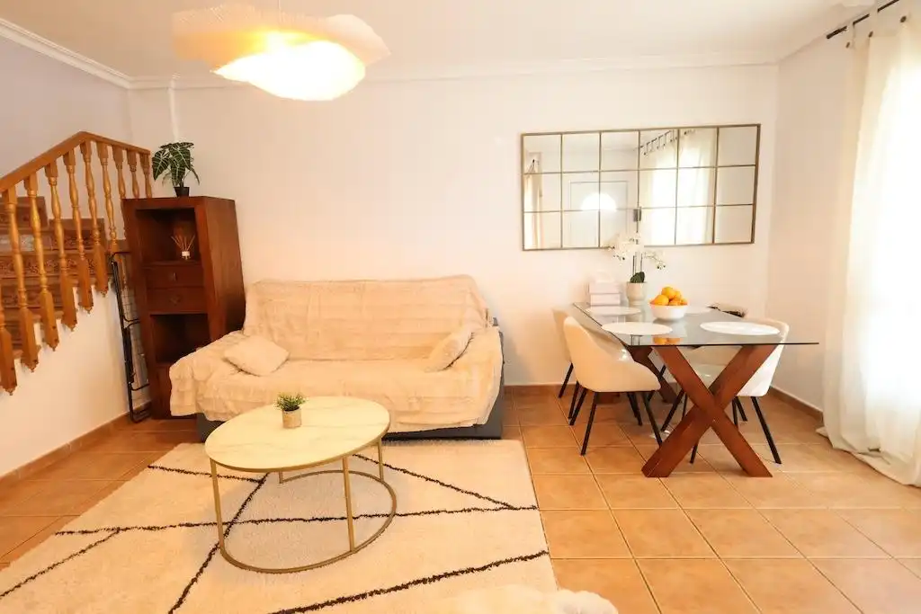 Sala d'estar de Casa adosada de lloguer en Orihuela amb Aire condicionat, Calefacció i Jardí privat