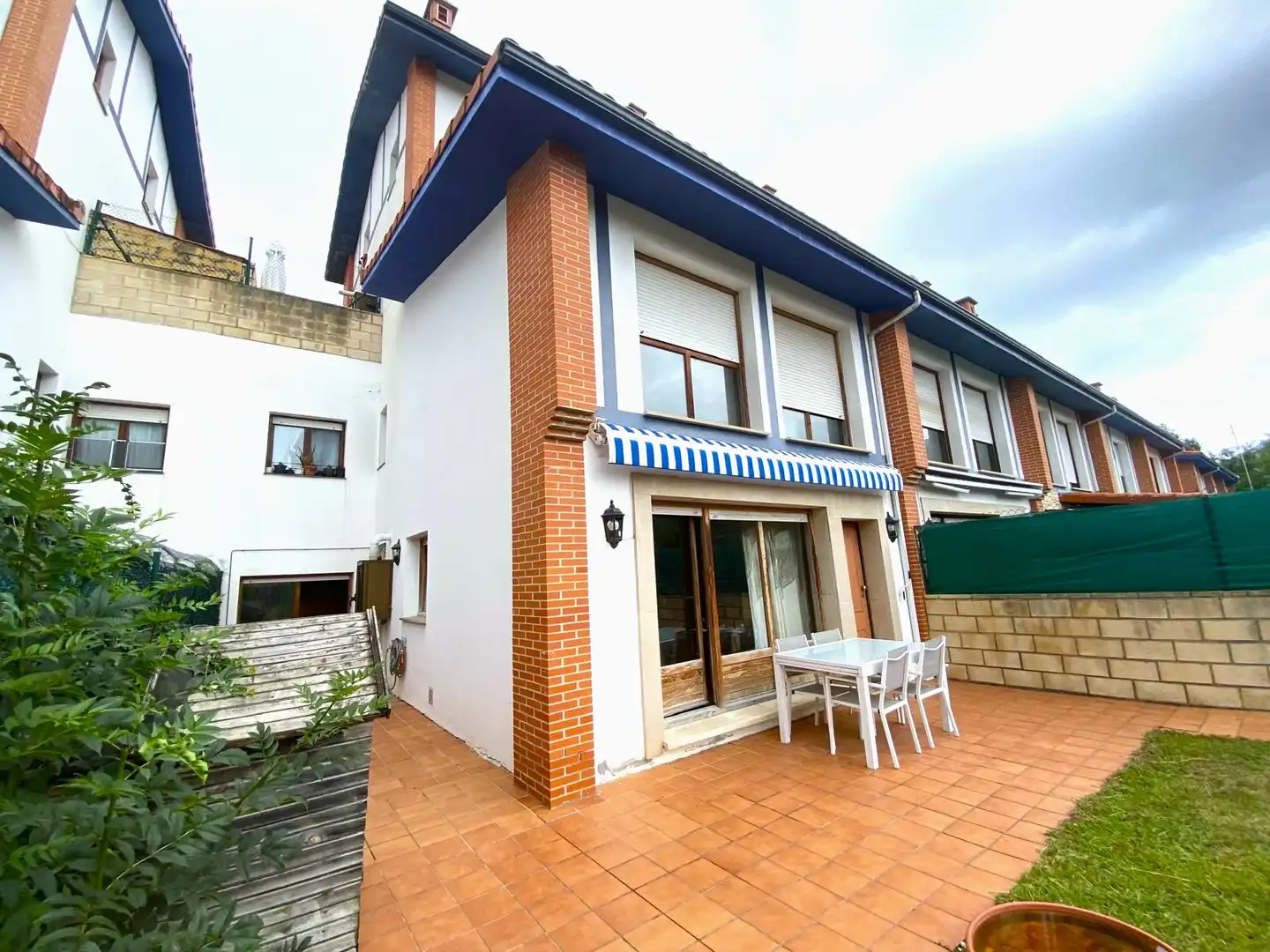 Vista exterior de Casa o chalet en venta en Castro-Urdiales con Calefacción y Piscina comunitaria