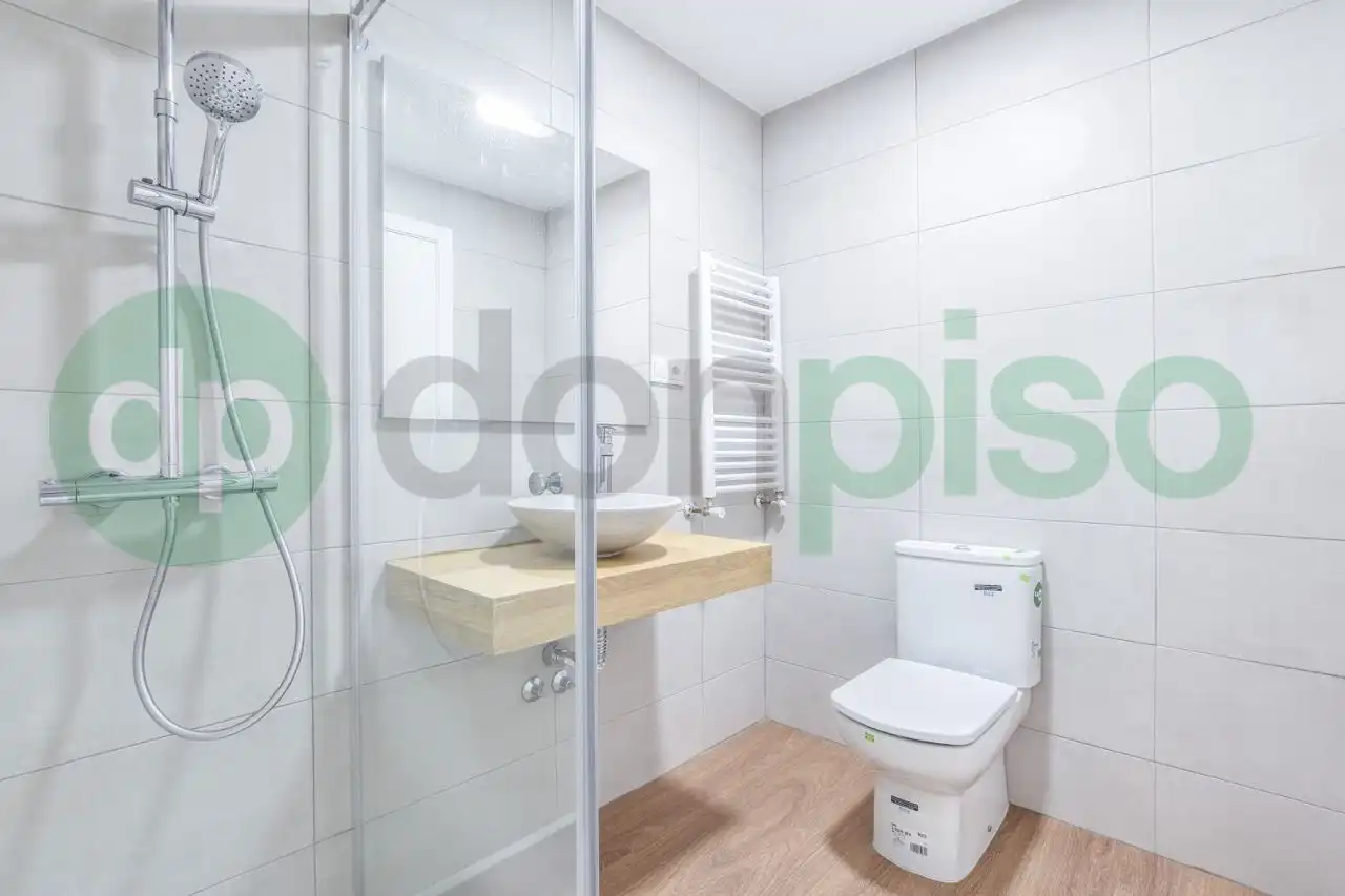 Badezimmer von Wohnung zur Miete in Madrid mit Klimaanlage, Heizung und Terrasse