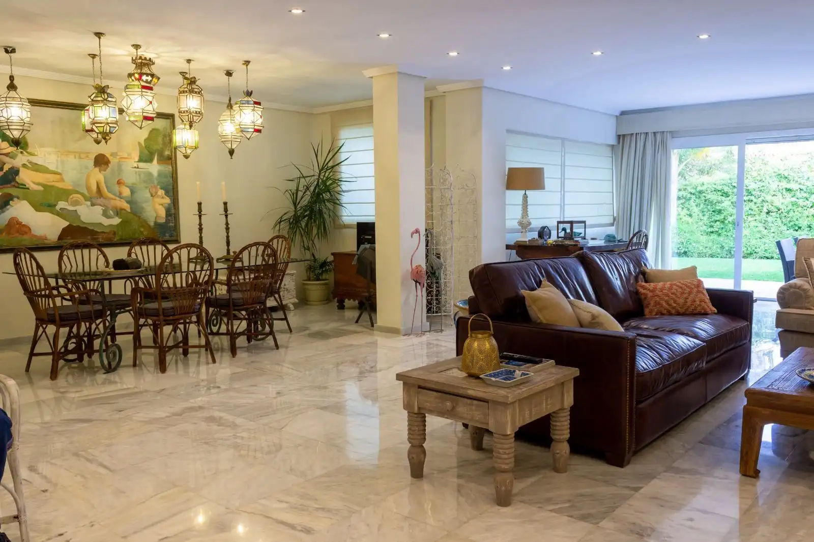 Sala d'estar de Casa adosada en venda en Marbella amb Aire condicionat, Jardí privat i Moblat