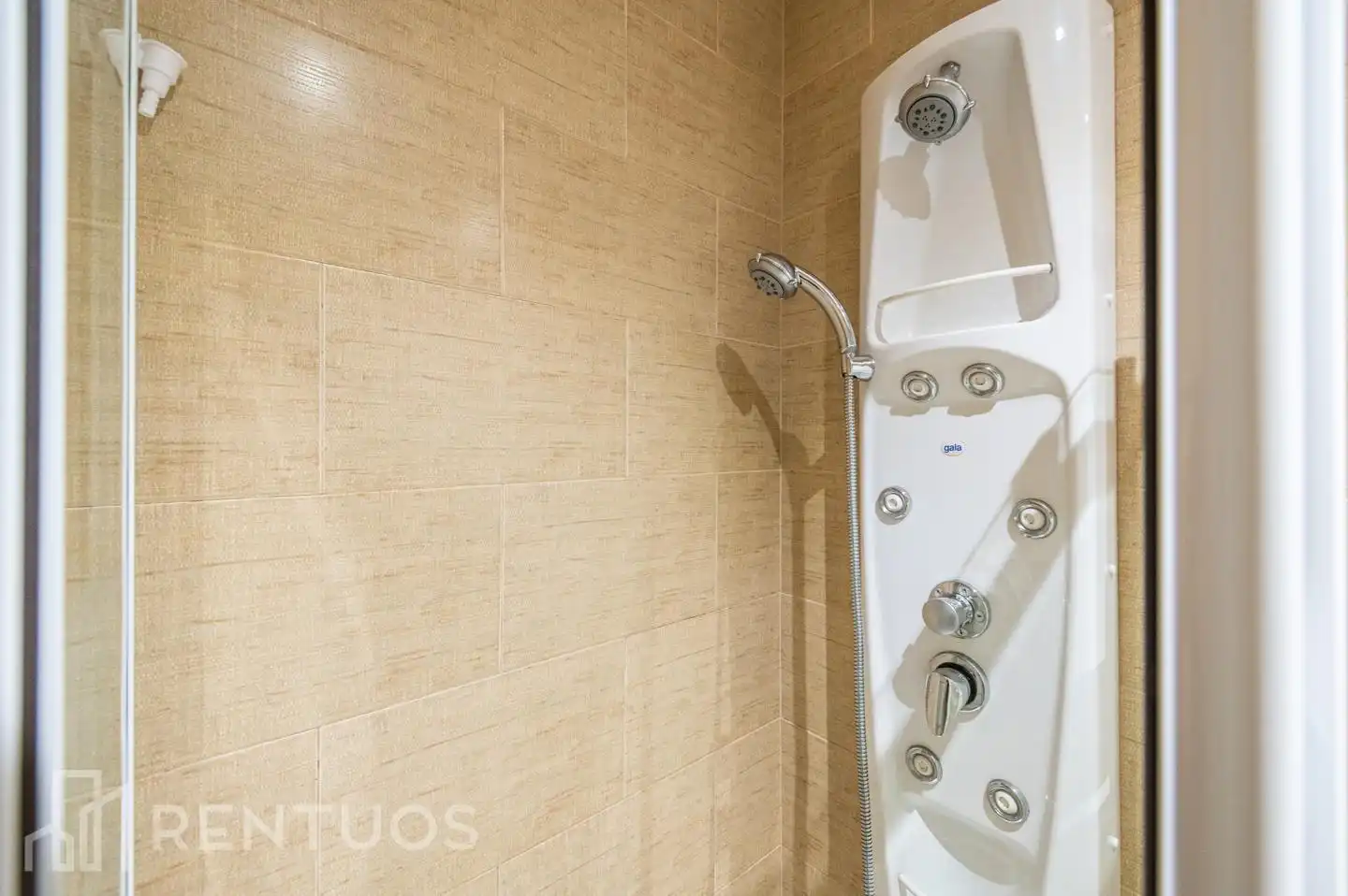 Badezimmer von Erdgeschoss zur Miete in San Agustín del Guadalix mit Klimaanlage, Heizung und Terrasse