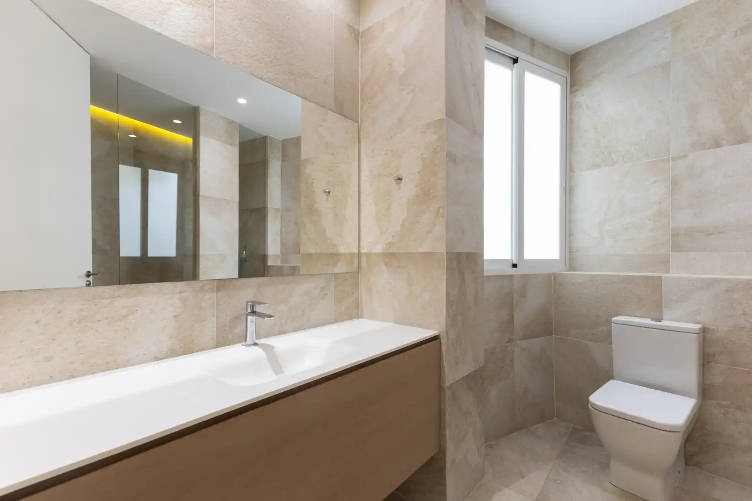 Bathroom of Flat for rent in Valencia  with Air Conditioner, Heating and Furnished