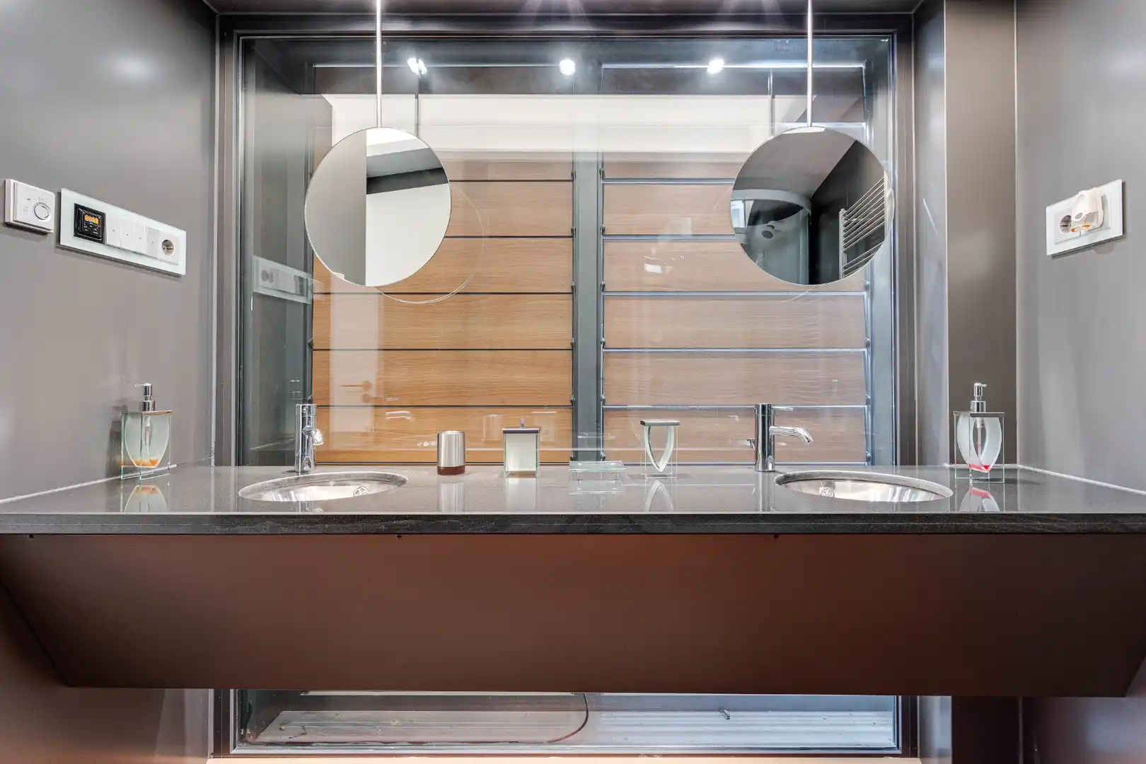 Baño de Casa adosada en venta en Barcelona con Aire acondicionado, Calefacción y Jardín privado
