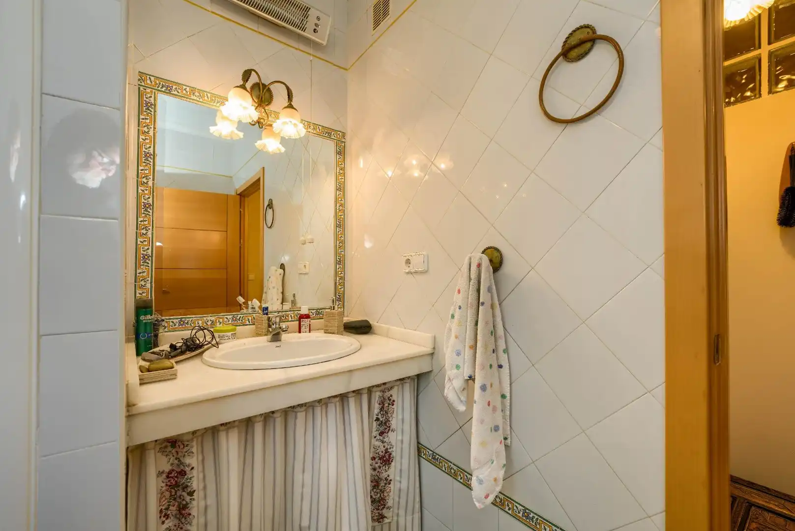 Bathroom of Houses for sale in Palomares del Río  with Air Conditioner, Heating and Private garden