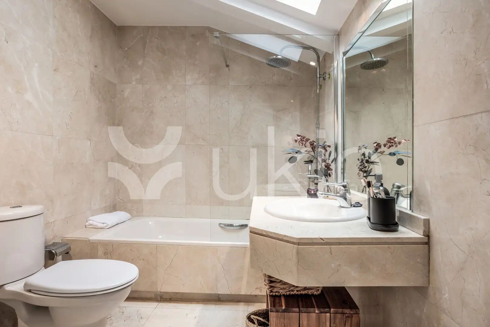 Bathroom of Apartments for rent in Madrid  with Air Conditioner, Heating and Terrace
