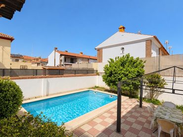 Chalet con balcón en venta en Calle de Aracena