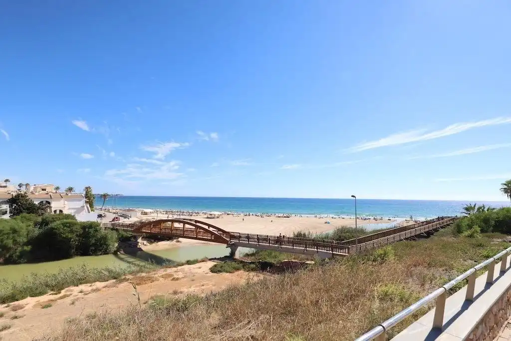Vista exterior de Àtic en venda en Pilar de la Horadada amb Jardí privat, Terrassa i Balcó