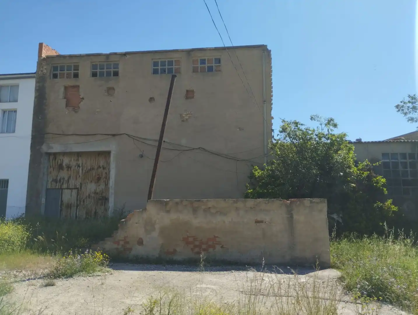 Außenansicht von Gebäude zum Verkauf in Rossell