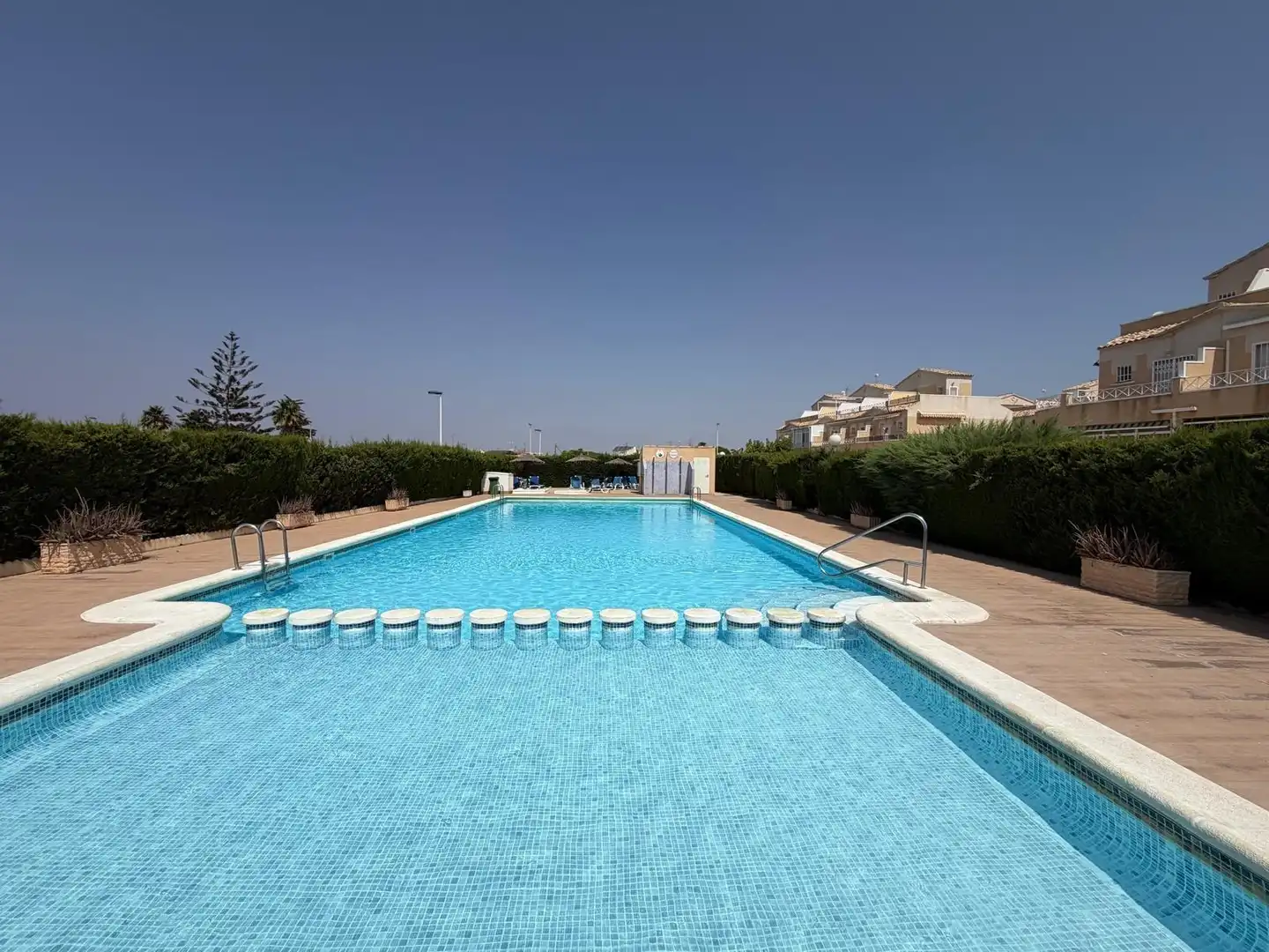 Piscina de Casa adosada en venta en Torrevieja con Jardín privado, Terraza y Amueblado