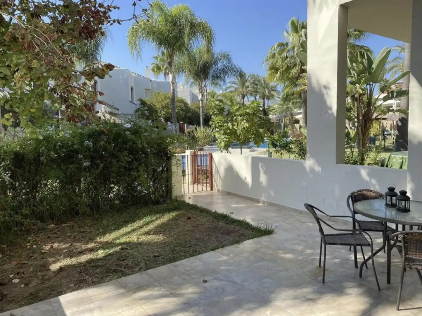 Terrasse von Einfamilien-Reihenhaus mieten mit Kaufoption in Estepona mit Klimaanlage, Terrasse und Möbliert