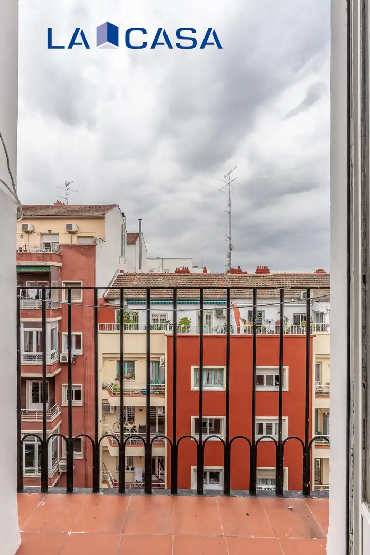 Flat with terrace for sale in Paseo de las Delicias