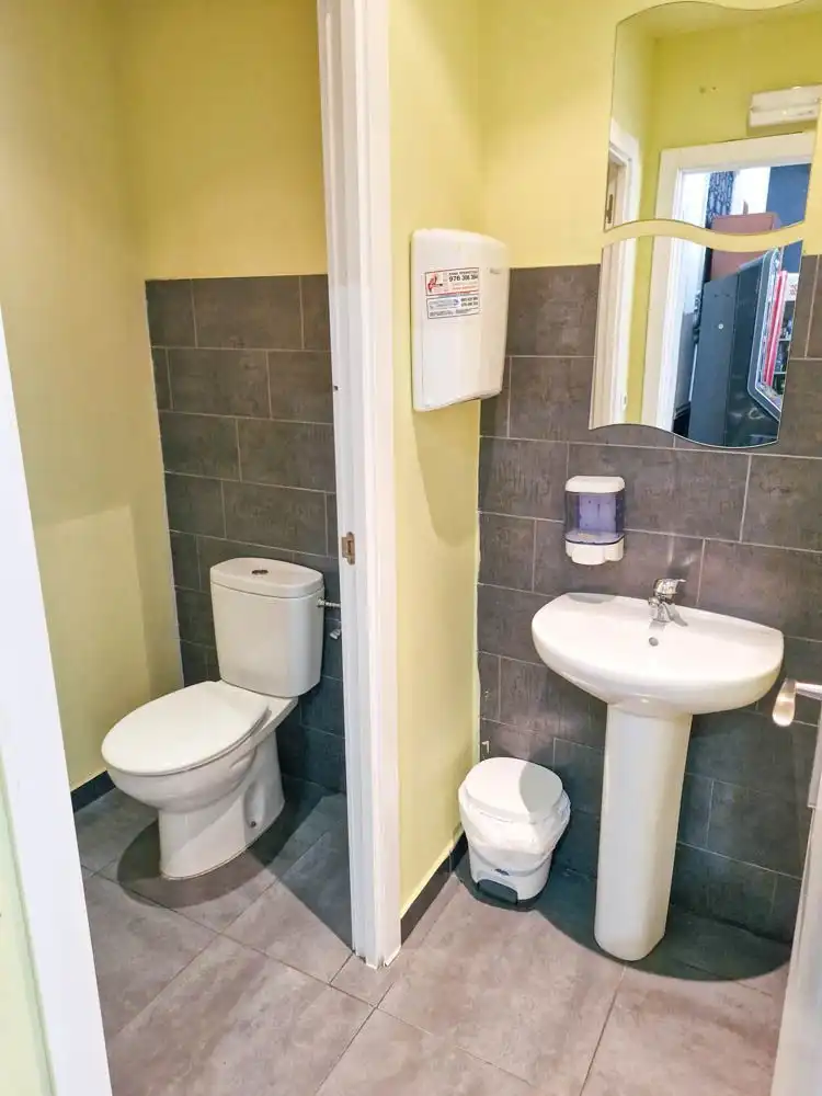 Baño de Local de alquiler en Zaragoza con Aire acondicionado y Amueblado
