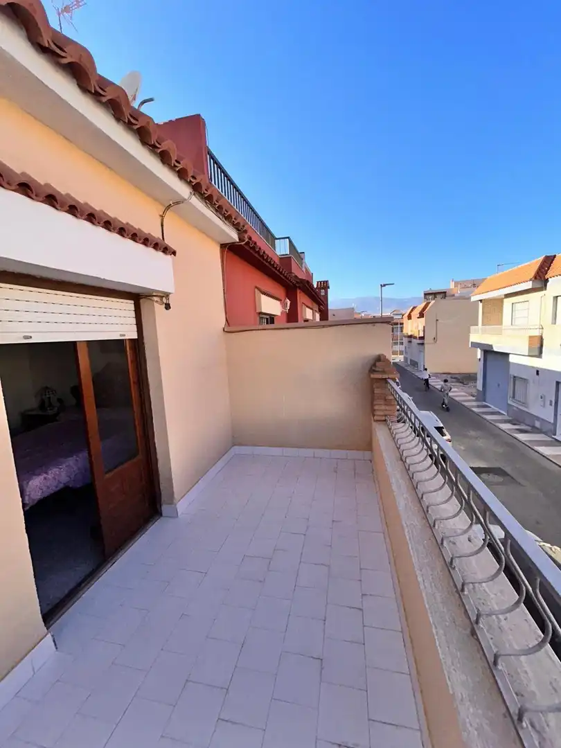 Vista exterior de Casa adosada en venta en Roquetas de Mar