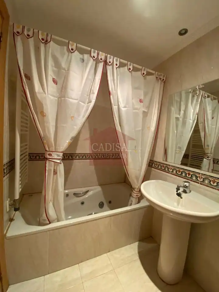 Baño de Ático en venta en Salamanca con Calefacción, Terraza y Amueblado